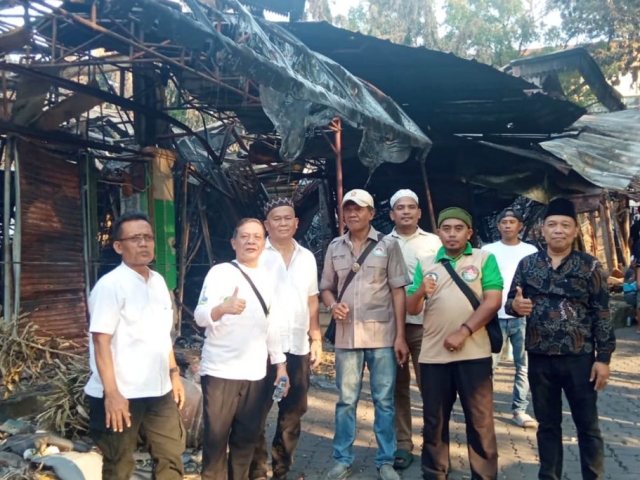 Ketua DPD Papera Jakarta Selatan, Deddy Asmar bersama pengurus menyerahkan bantuan dana untuk korban kebakaran