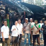 Ketua DPD Papera Jakarta Selatan, Deddy Asmar bersama pengurus menyerahkan bantuan dana untuk korban kebakaran