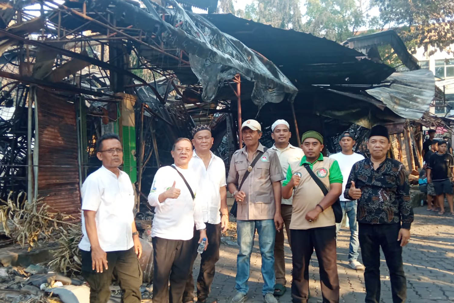 Ketua DPD Papera Jakarta Selatan, Deddy Asmar bersama pengurus menyerahkan bantuan dana untuk korban kebakaran