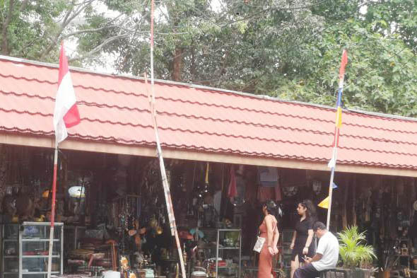 Suasana dan kesibukan di pasar barang antik di Jalan Surabaya, Menteng, Jakarta Pusat, tampak sejumlah wisatawan mancanegara melihat-lihat barang antik yang dijajakan. Pedagang membantah barang antik yang mereka jajakan kini sepi pembeli, tapi jual beli masih tetap stabil.