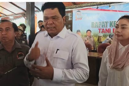 Don Muzakir Ketua Umum DPN Tani Merdeka Indonesia (tengah)
